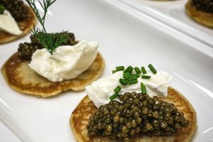 Kaviar auf Blinis